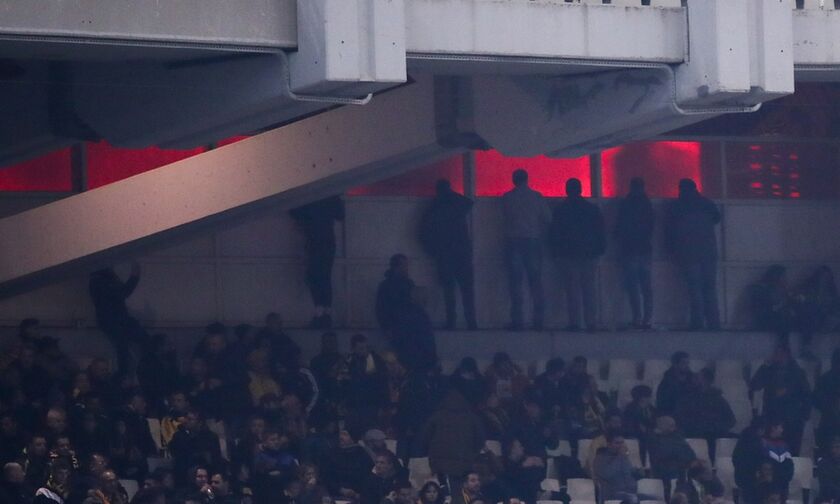 AEK - Oλυμπιακός: Επεισόδια έξω από το ΟΑΚΑ - Έκαψαν περιπολικό!