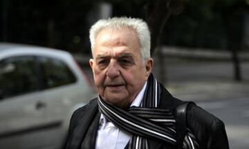 Έσπασαν το αυτοκίνητο του Φλαμπουράρη στα Εξάρχεια (vid)