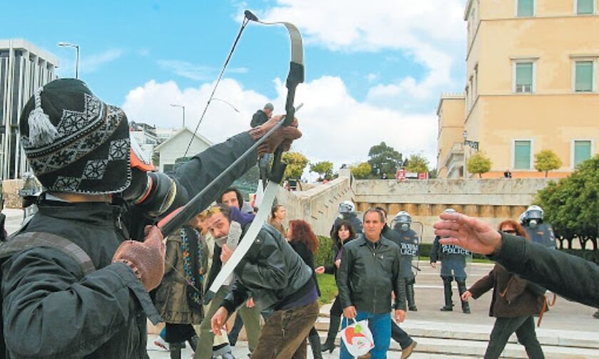 Συνελήφθη από την Αντιτρομοκρατική ο «τοξοβόλος του Συντάγματος»