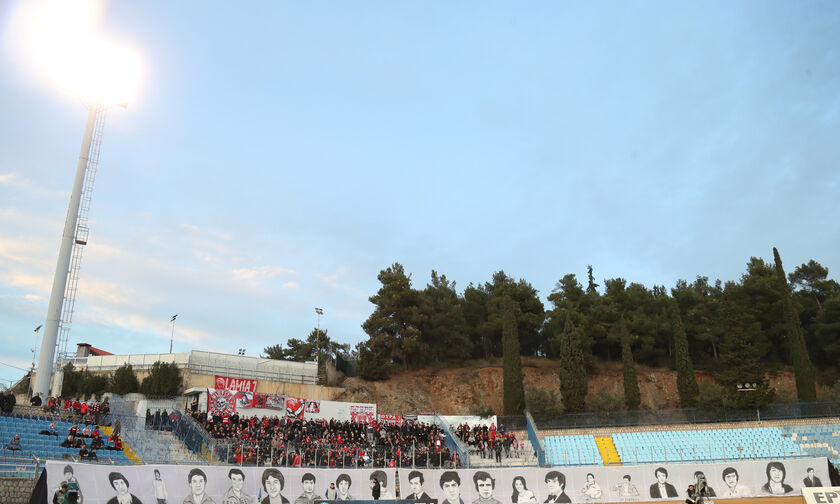 Με το πανό για τα θύματα της Θύρας 7 οι οπαδοί του Ολυμπιακού στην Λαμία (pics+vid)