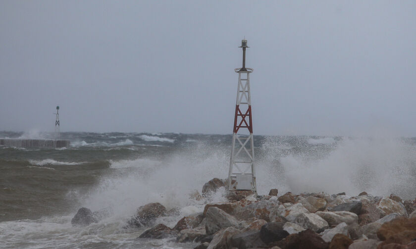 Εντυπωσιακή μανούβρα πλοίου στο λιμάνι της Τήνου με 8 μποφόρ (vid)