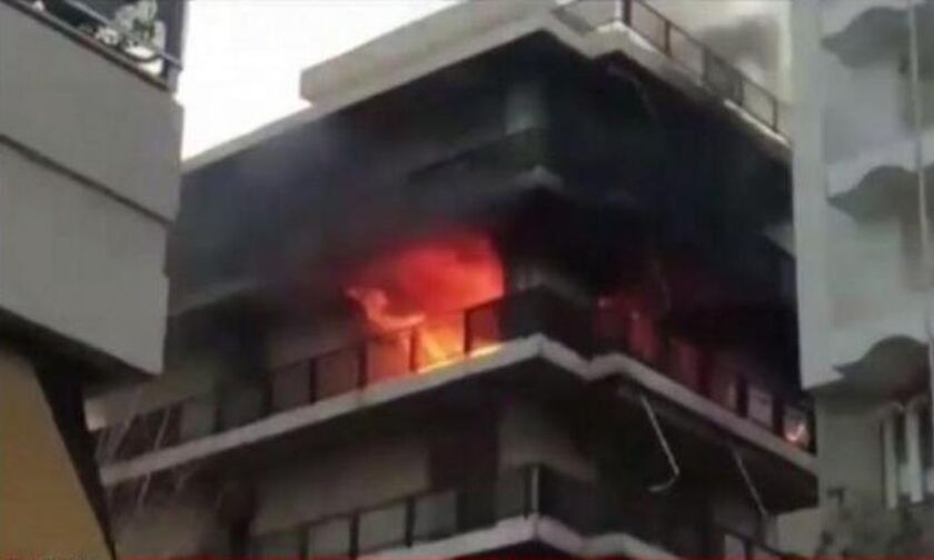 Μεγάλη φωτιά σε διαμέρισμα στο Παλαιό Φάληρο - Απεγκλωβίστηκαν δύο γυναίκες (video)