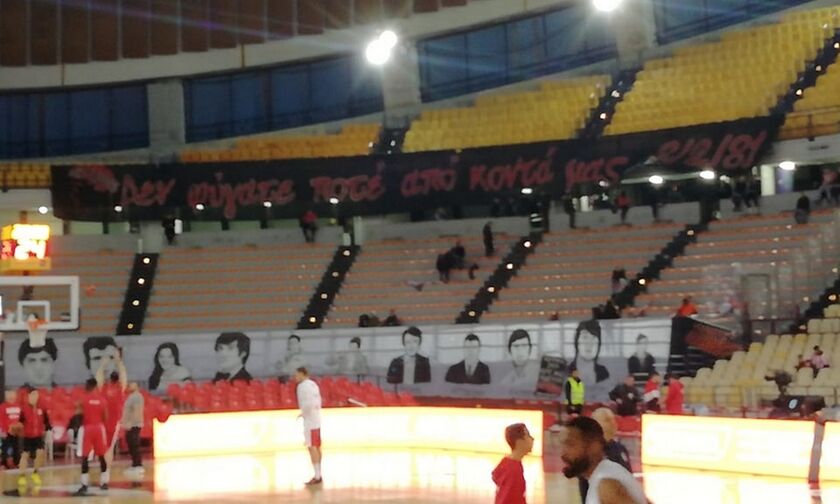 Ολυμπιακός - ΤΣΣΚΑ: Το πανό της Θύρα 7 στο ΣΕΦ - «Δεν φύγατε ποτέ από κοντά μας»