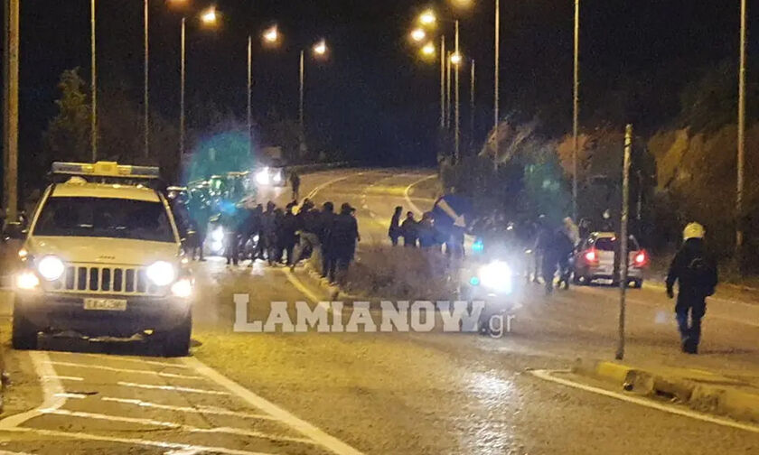 Μπλόκο της αστυνομίας σε οπαδούς της ΑΕΛ, στη Λαμία (vids, pics)