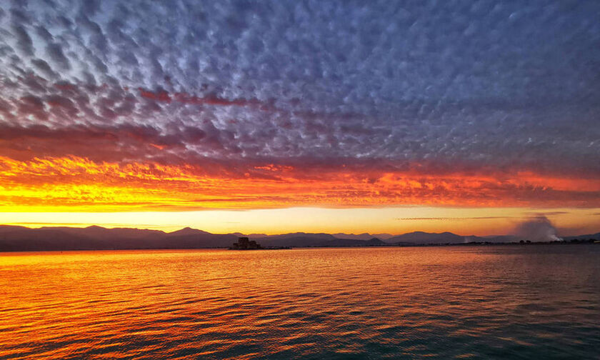 Fallstreak Hole: Το μαγευτικό σπάνιο φαινόμενο στον αθηναϊκό ουρανό (vid)