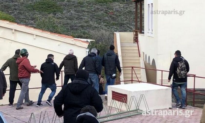 Χίος: Κάτοικοι εισέβαλαν σε ξενοδοχείο κι επιτέθηκαν στα ΜΑΤ! «Μη τον χτυπάτε...» (vid)