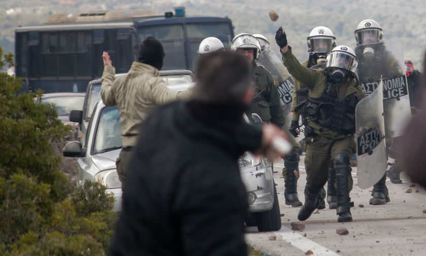 Λέσβος: Πολίτες πυροβόλησαν κατά των ΜΑΤ! Aποχωρούν και από Χίο (vid, pics)