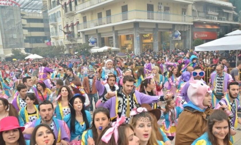 Πάτρα: Ποιος κορονοϊός; Ποια ματαίωση; Χιλιάδες καρναβαλιστές έτοιμοι για τη μεσημεριανή παρέλαση