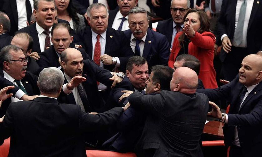 Πιάστηκαν στα χέρια στην τουρκική βουλή, για χάρη του Ερντογάν (vids)