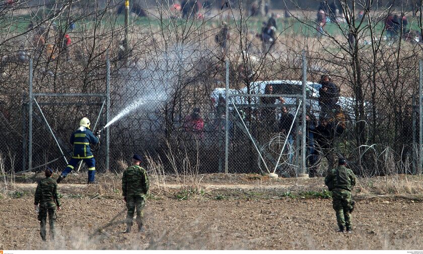 Έβρος: Μετανάστες προσπαθούν να ρίξουν τον φράχτη με τη βοήθεια Τούρκων αστυνομικών (vid)