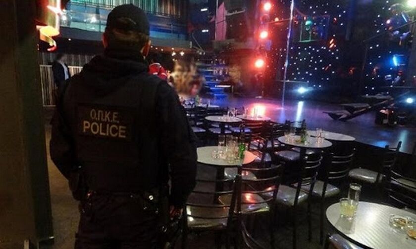 Κορονοϊός: Στον δρόμο η Αστυνομία κάνει ελέγχους σε μαγαζιά - Παίρνει άδειες σε όποιον λειτουργεί