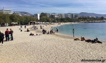 Η ζωή μετά το κλείσιμο των χώρων εστίασης: Στην παραλία με καφέ ανά χείρας - Οι τολμηροί βούτηξαν