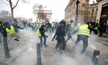 Αστυνομία εναντίον Κίτρινων Γιλέκων: Συμπλοκές και δακρυγόνα στο Παρίσι