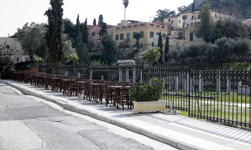 Photo Story: Έρημες πόλεις στη σκιά του κορονοϊού - Δεκάδες τουρίστες στην αλλαγή φρουράς στην Αθήνα