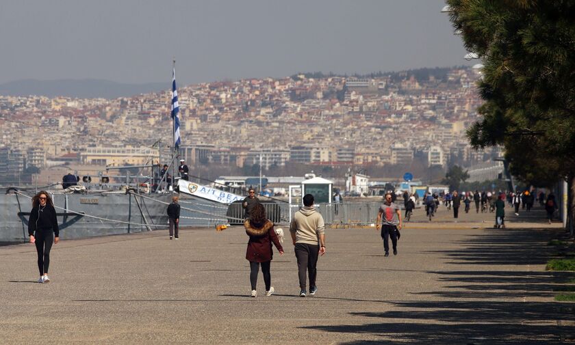 Αψηφούν τα μέτρα στη Θεσσαλονίκη: Βόλτες, ψώνια και Χαλκιδική!