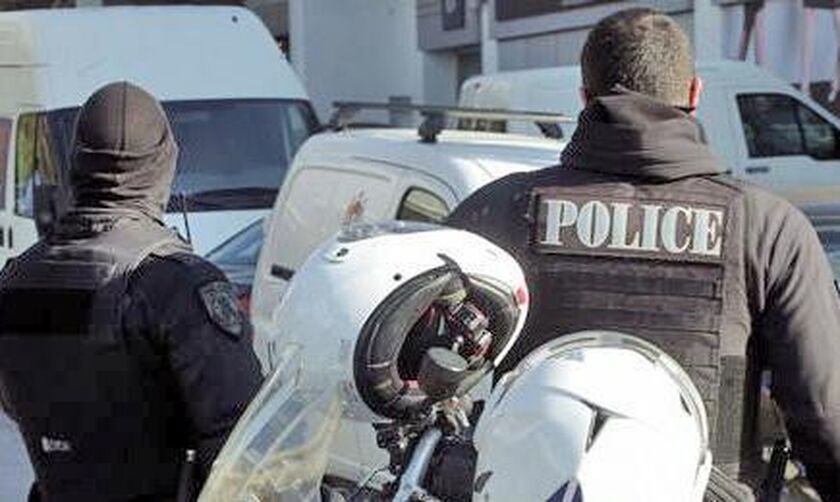 Σε καραντίνα οι 14 αστυνομικοί που τους έφτυσε ο 26χρονος στη Βούλα!