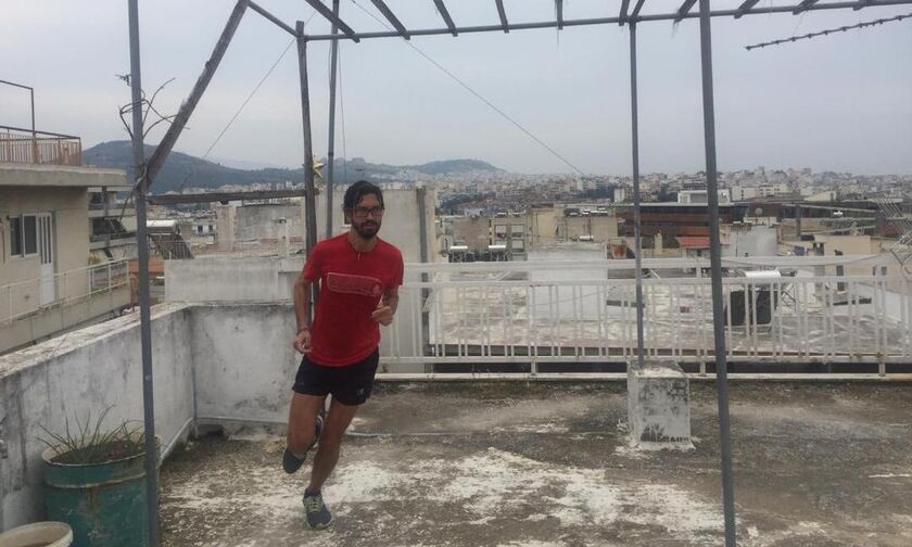 Έτρεξε τον ημιμαραθώνιο της Αθήνας στην ταράτσα του σπιτιού του! 