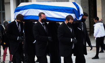 Η κηδεία του Μανώλη Γλέζου: Οι μαύρες μάσκες και η γαλανόλευκη σημαία (pics + vid)