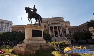 Φως στην Ελλάδα: Τι  δείχνει ο Θεόδωρος Κολοκοτρώνης στη Σταδίου