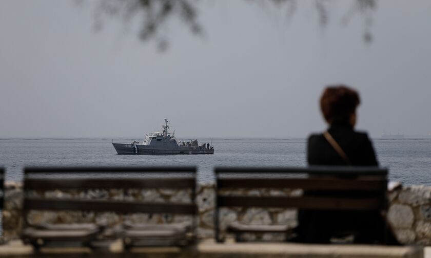 Άδεια η Μαρίνα Φλοίσβου - Πλωτό φράγμα στη Μαρίνα Αλίμου (pics)