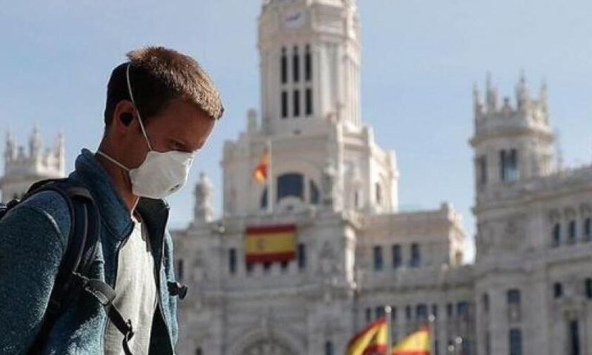 Μικρά χαμόγελα για τη μείωση των θανάτων στην Ισπανία