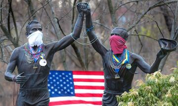 Το μήνυμα του δρομικού κινήματος για τον κορονοϊό: Μάσκες σε αγάλματα δρομέων! (pics)
