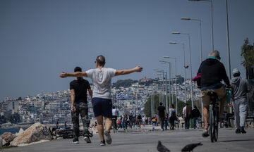 Μαζική έξοδος στην παραλία - Στο Φλοίσβο ακόμη και με μαγιό! (pics)