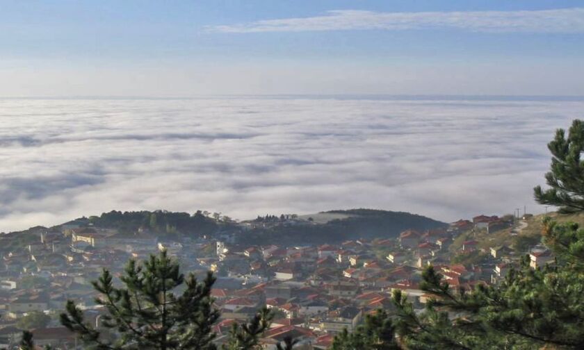 Το ελληνικό χωριό που μοιάζει να είναι χτισμένο πάνω από τα σύννεφα