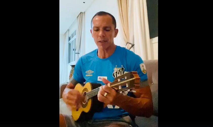 Τζιοβάνι: Έπαιξε κιθάρα και τραγούδησε για τα γενέθλια της Σάντος (vid)