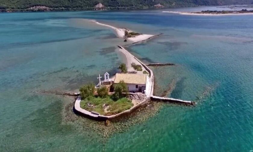 Φως στην Ελλάδα: Το ελληνικό νησί που είναι όλο παραλία και έχει πάνω μόνο ένα εκκλησάκι