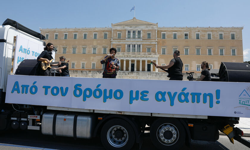 Η Άλκηστις Πρωτοψάλτη πάνω σε φορτηγό τραγούδησε στην Αθήνα - Θεατής και ο Μητσοτάκης! (pics, vid)