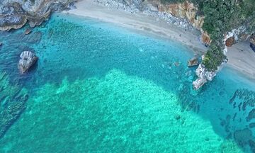 Φως στην Ελλάδα: Τέσσερις ελληνικές παραλίες της στεριάς σαν σε νησί