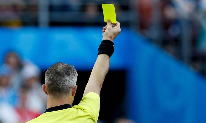 FIFA: Κίτρινη κάρτα στους ποδοσφαιριστές που φτύνουν στο χορτάρι!