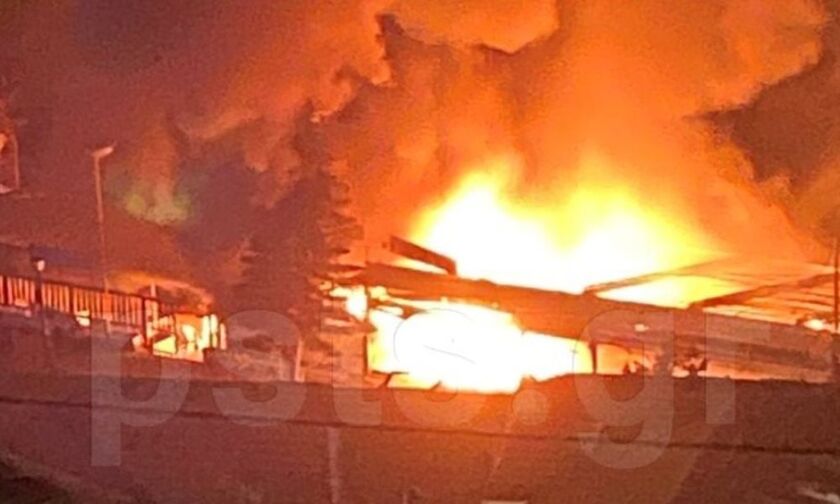 Κάηκε ψαροταβέρνα στο Μικρολίμανο, φωτιά σε κτίριο στη Σταδίου