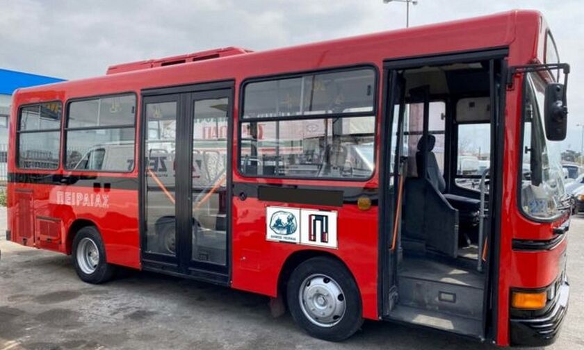 Κοκκινίζουν… ανακατασκευασμένα τα παλιά λεωφορεία της δημοτικής συγκοινωνίας Πειραιά