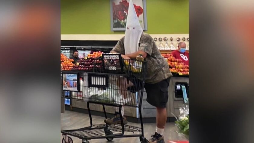 ΗΠΑ: Άνδρας πήγε στο σούπερ μάρκετ με κουκούλα της Κου Κλουξ Κλαν, αντί για μάσκα!
