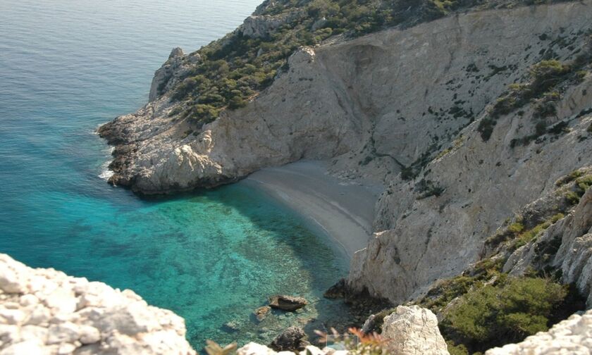 Φως στην Ελλάδα: Η παραλία δίπλα στην Αθήνα που μοιάζει με το ναυάγιο της Ζακύνθου