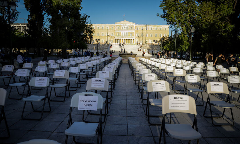 Γέμισαν... άδειες καρέκλες πλατείες της Ελλάδας (pics)