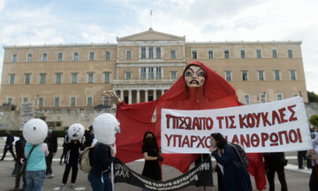 Συγκέντρωση καλλιτεχνών στο Σύνταγμα - «Πίσω από τις κούκλες υπάρχουν άνθρωποι» (pics)