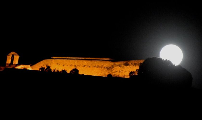 Το φεγγάρι στα καλύτερά του: Απόψε η υπερπανσέληνος του Μαΐου (pics)