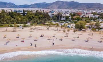 Η παραλία της Γλυφάδας μεταμορφώθηκε - Καθαριότητα, αραιά οι ομπρέλες και νέα άμμος για το καλοκαίρι