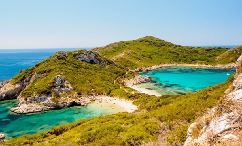 Φως στην Ελλάδα: Οι δίδυμες παραλίες που τις χωρίζει μια λωρίδα γης
