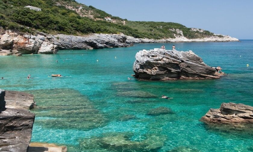 Φως στην Ελλάδα:Ποια είναι η παραλία του Πηλίου που χωρίζεται στη μέση από μια πέτρινη αψίδα