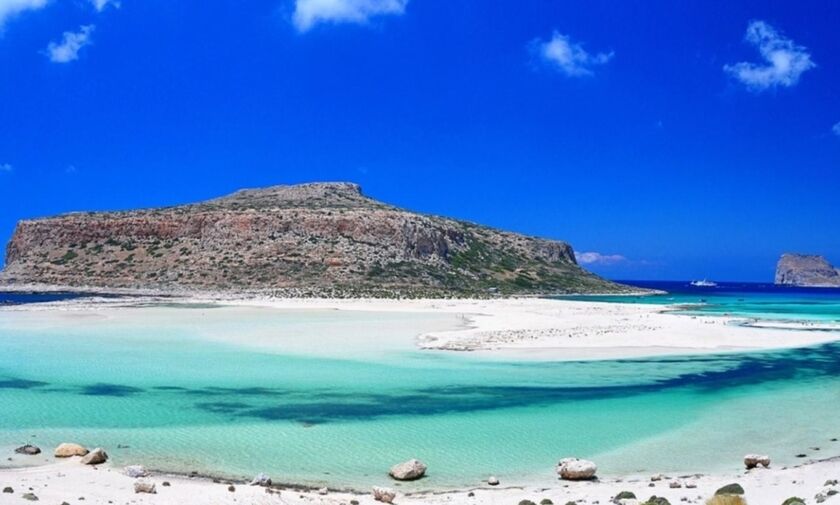 Φως στην Ελλάδα: Η εντυπωσιακή ελληνική παραλία που έχει ροζ άμμο