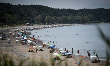 Στο κρατητήριο επτά νεαροί στη Θεσσαλονίκη γιατί παρενόχλησαν κοπέλες στην παραλία