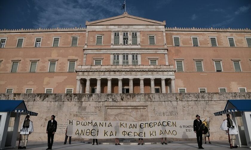 Έκαψαν τουρκική σημαία στο Σύνταγμα! (pic)