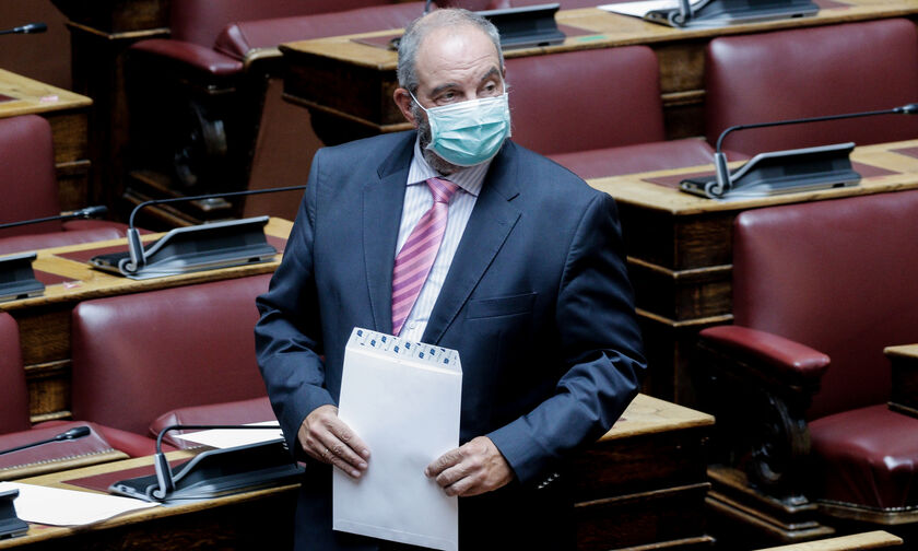 Καραμανλής: Αγνώριστος στη Βουλή με μάσκα και.. γενειάδα (pics)