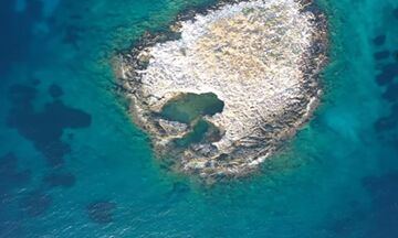 Φως στην Ελλάδα: Το μαγευτικό νησάκι της Αττικής που πας κολυμπώντας