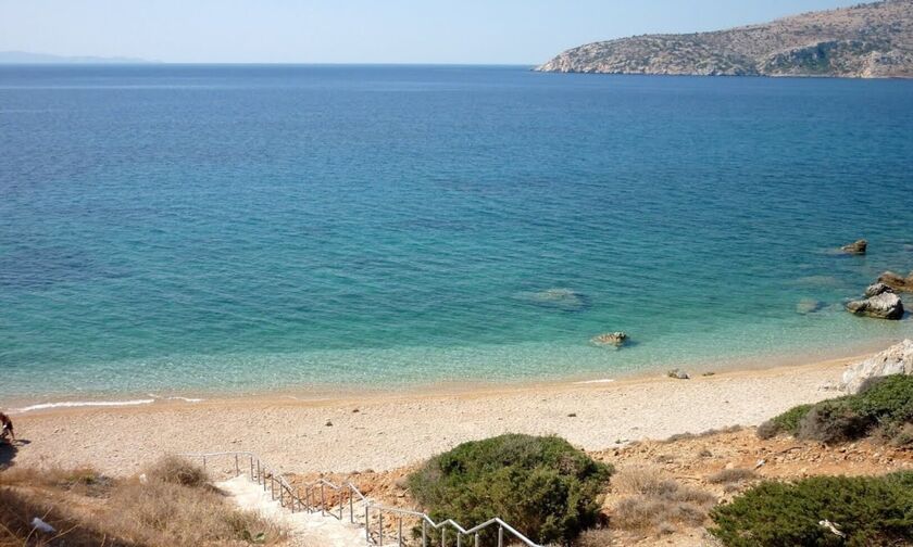 Φως στην Ελλάδα: Πέντε καταγάλανες παραλίες για να κάνεις μπάνιο δίπλα στην Αθήνα