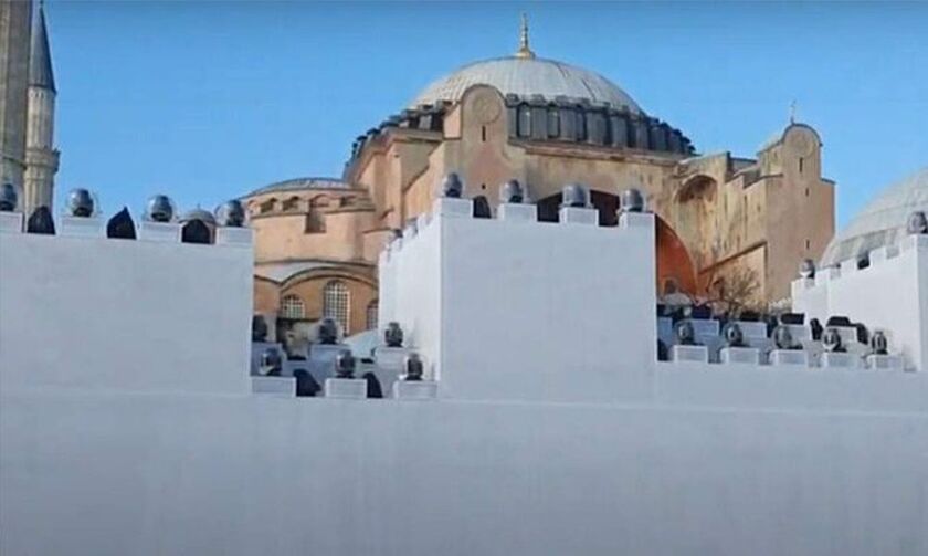 Τουρκική πρόκληση: Έστησαν τείχος έξω από την Αγία Σοφία-Για την επέτειο της Άλωσης